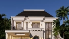 Desain rumah classic modern dua lantai di Tangerang dengan fasad simetris, pilar klasik, dan bukaan tinggi