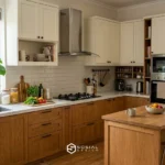 Desain dapur minimalis dengan kitchen set kayu, counter island, dan peralatan dapur modern