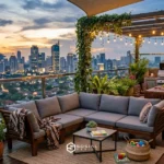 Rooftop modern nyaman dengan sofa dan dapur outdoor, menghadap pemandangan kota saat senja.
